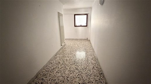 Appartamento Al Piano Ammezzato Di 2 Vani Oltre Accessori. Doppia Esposizione.